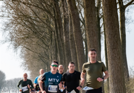 Deelnemers van de halve marathon van Sluis.